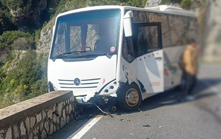 Scontro moto-bus sull’Amalfitana, gravissimo 19enne