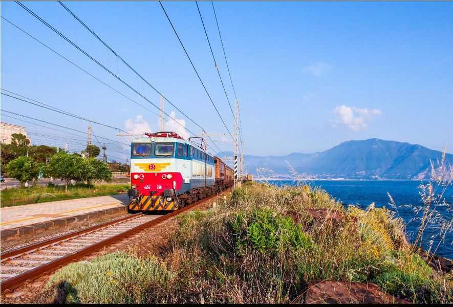 Regione Campania, Fondazione F.S., Treni turistici Italiani hanno organizzato il treno Storico.